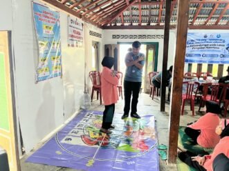 Mahasiswa UMS Kenalkan Tes Keseimbangan Fukuda pada Lansia di Karanganyar
