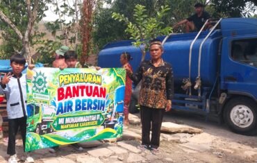 MI Muhammadiyah 01 Manyaran Karanggede Salurkan Bantuan Air Bersih untuk Warga Ngasinan