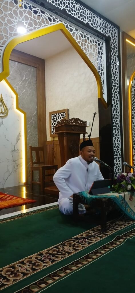 Masjid As-Syiar Radio Republik Indonesia (RRI) Surakarta menggelar pengajian untuk mensyukuri selesainya renovasi masjid pada Kamis (22/10/2026). Kegiatan bertema “Memakmurkan Masjid, Meningkatkan Kinerja, Meraih Keberkahan RRI Surakarta” ini menjadi momentum untuk memperkuat spiritualitas, kebersamaan, dan etos kerja di lingkungan RRI.