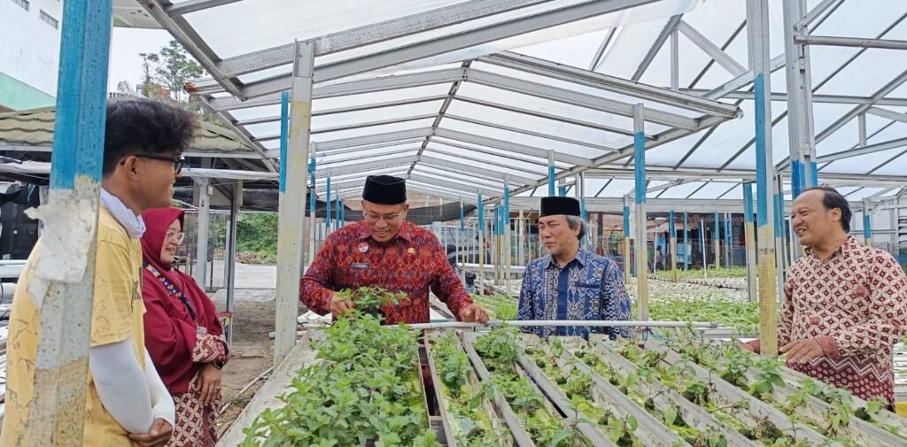 Kepala Kemenag Surakarta Kunjungi MA Muhammadiyah, Apresiasi Pelaksanaan TKA Perdana