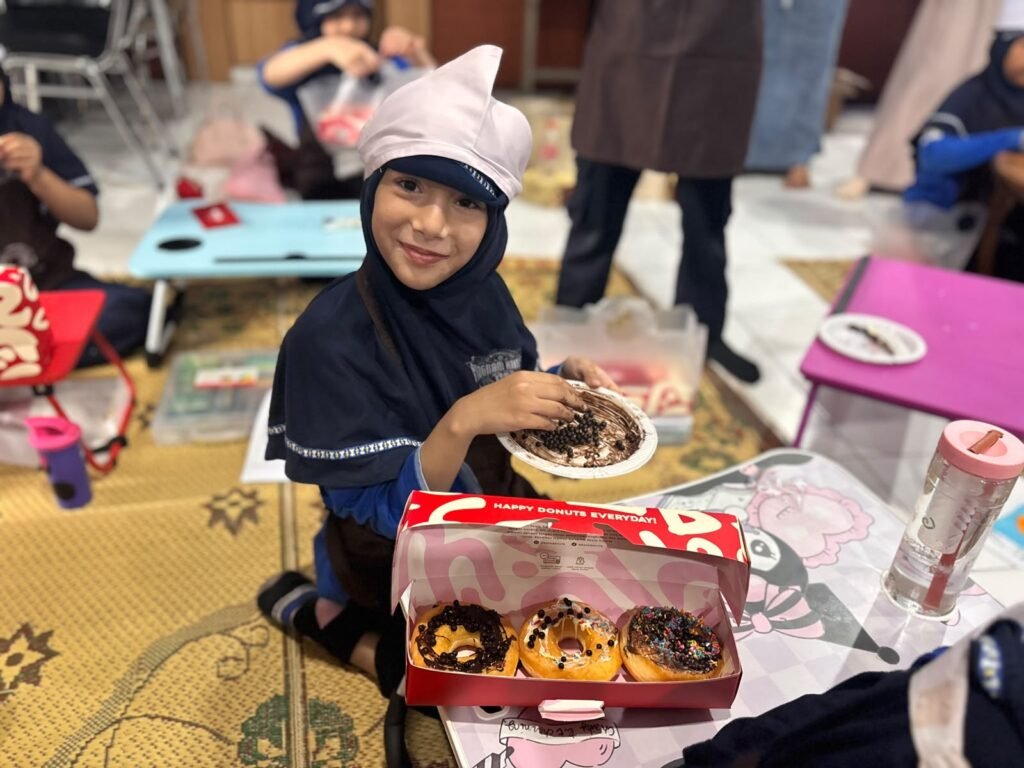 Sebanyak 81 murid kelas III SD Muhammadiyah Program Khusus (PK) Kottabarat Solo mengikuti kegiatan Parents’ Day bertajuk “Junior Donutpreneur: Sweet Success” di Ruang Haji Isa, Senin (26/10/2026).