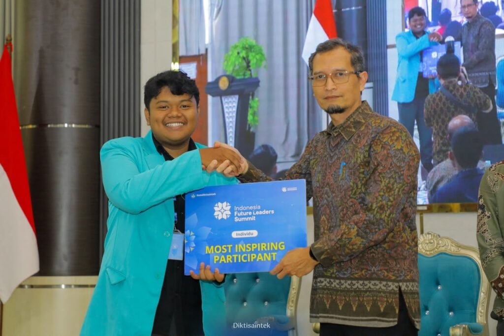 Mahasiswa Fakultas Hukum dan Ilmu Politik (FHIP) Universitas Muhammadiyah Surakarta (UMS), Jody Julian Putra Caesar, meraih penghargaan Most Inspiring Participant dalam Future Leader Summit 2026. Penghargaan tersebut diberikan dalam forum yang berlangsung pada 7–9 Oktober 2026 di BBPPMPV Bisnis dan Pariwisata, Depok.