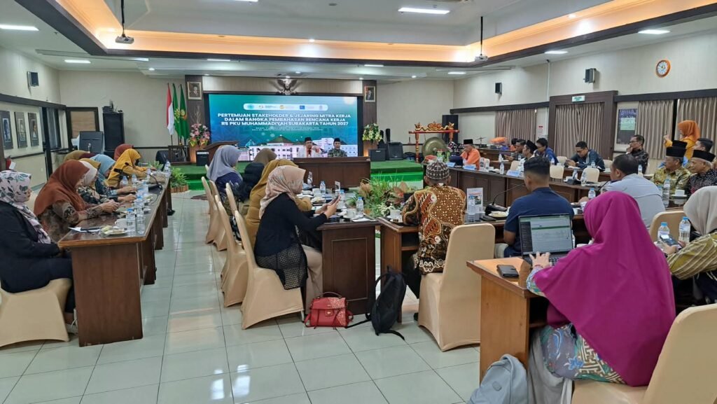 RS PKU Muhammadiyah Solo menghimpun masukan dari 46 peserta dalam Pertemuan Stakeholder dan Jejaring Mitra Kerja untuk membahas rencana kerja 2027. Pertemuan yang berlangsung di Aula KH Ahmad Dahlan pada Selasa (20/10/2026) itu melibatkan unsur persyarikatan, institusi pendidikan, fasilitas pelayanan kesehatan, perangkat daerah, TNI, Polri, mitra kerja, dan komunitas.
