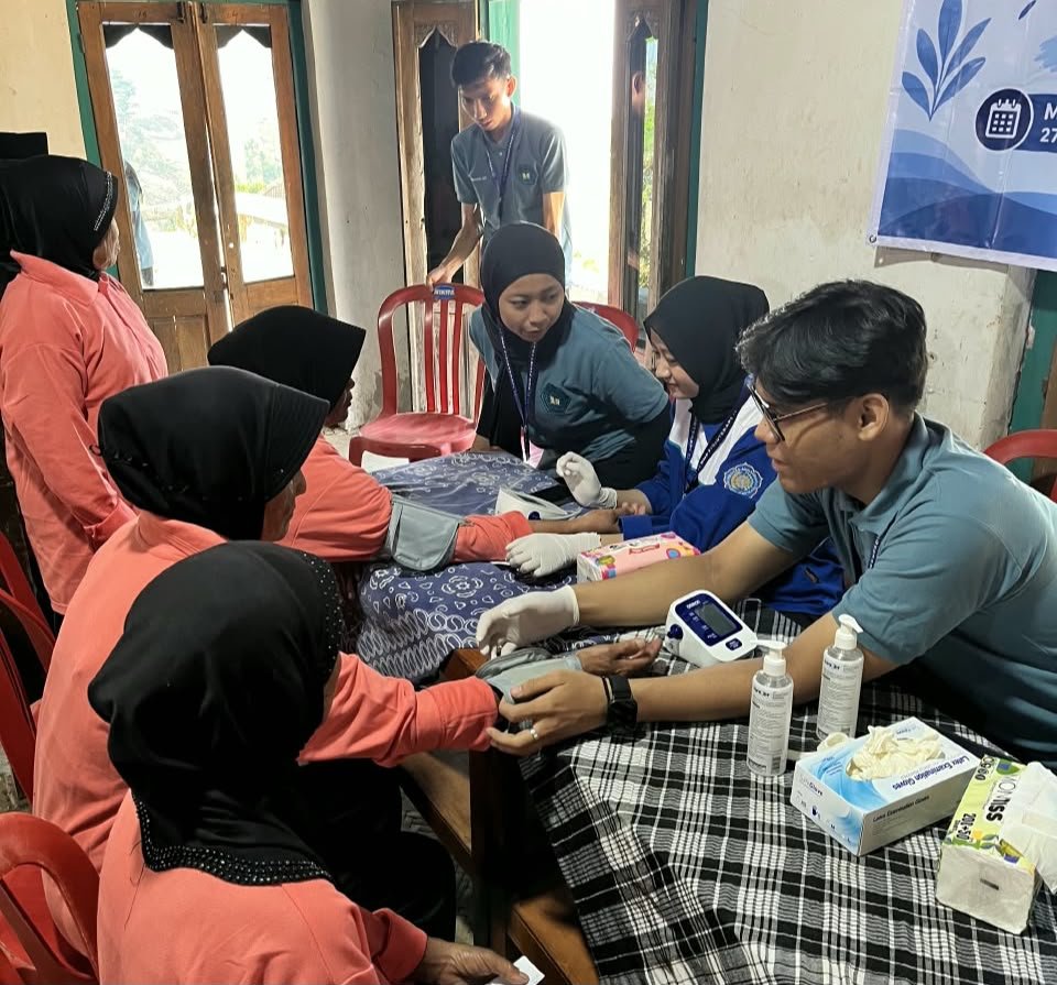 Mahasiswa Universitas Muhammadiyah Surakarta (UMS) melalui Himpunan Mahasiswa Program Studi (HMP) Fisioterapi mengenalkan pemeriksaan keseimbangan Fukuda kepada lansia di Desa Jetis, Kecamatan Jatiyoso, Kabupaten Karanganyar.