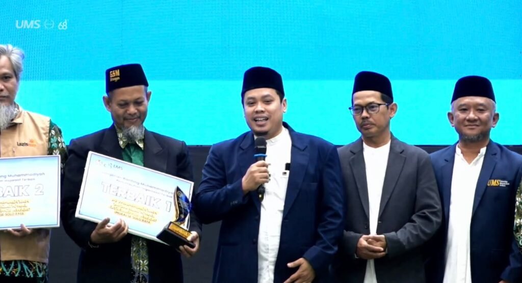 Universitas Muhammadiyah Surakarta (UMS) memberikan penghargaan kepada pimpinan daerah, cabang, ranting, serta dosen dan tenaga kependidikan yang berkontribusi dalam pengembangan Persyarikatan Muhammadiyah. Apresiasi melalui Muhammadiyah Organizational Excellence Award (MOEA) 2026 tersebut diserahkan dalam rangkaian Tabligh Akbar Hari Jadi ke-68 UMS di Edutorium KH Ahmad Dahlan UMS, Minggu (18/10/2026).