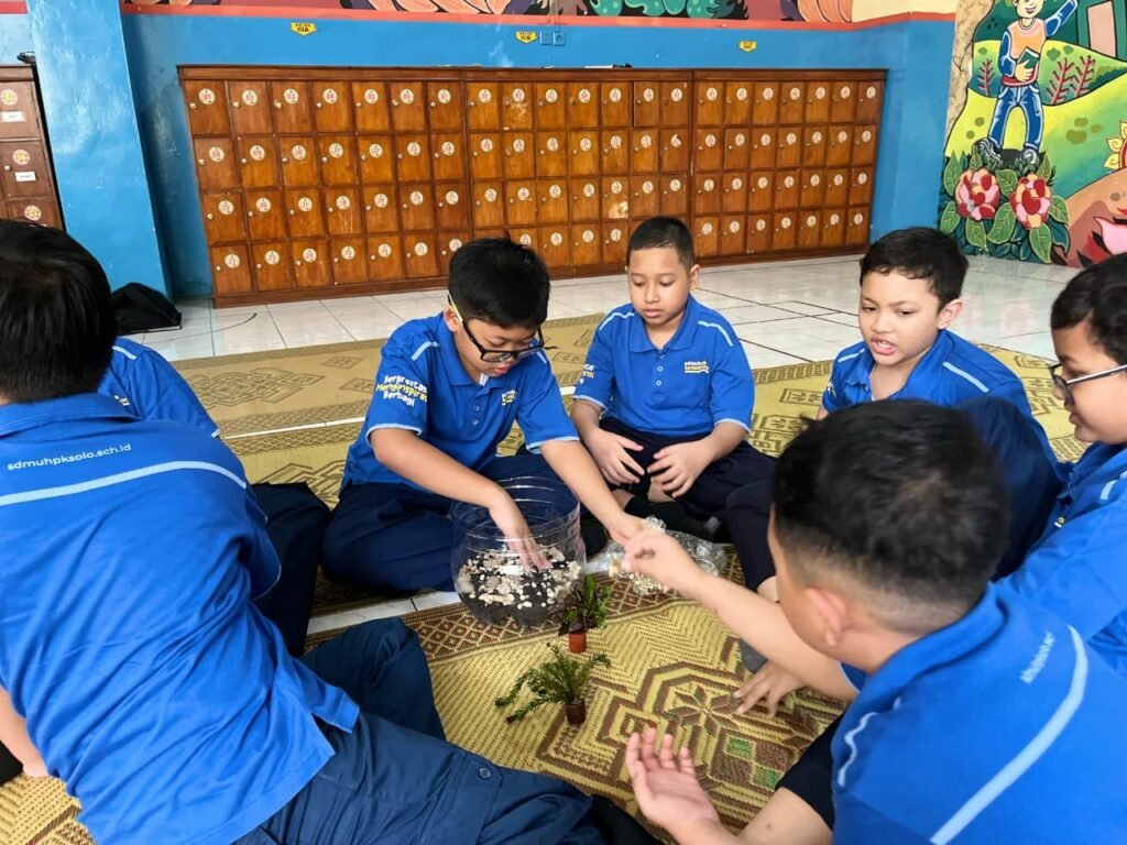 SD Muhammadiyah PK Solo Ajak Murid Sulap Galon Bekas Jadi Minipond