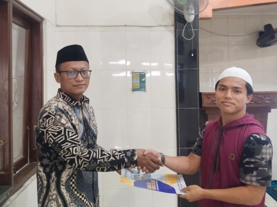 Dosen dan mahasiswa Program Studi Ilmu Al-Qur’an dan Tafsir (IQT) Universitas Muhammadiyah Surakarta (UMS) berkontribusi dalam pembinaan tahsin dan pembelajaran qira’at bersanad di Pondok Pesantren Tahfidz Al-Qur’an Muhammadiyah Al-Firdaus, Kartasura.