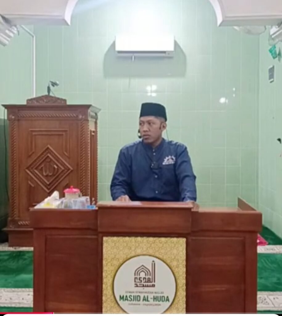 Pimpinan Cabang Pemuda Muhammadiyah (PCPM) Kota Bengawan menggelar kajian NGETEH (Ngaji Enteng Entuk Hikmah) di Masjid Al-Huda Gurawan, Pasar Kliwon, Selasa (29/9/2026) malam. Kajian yang terbuka untuk masyarakat umum tersebut mengangkat tema “Cas Iman: Ketika Hati Mulai Lelah dan Kosong”. Materi disampaikan Habib Asy Syuhada dari Bidang Dakwah PCPM Kota Bengawan.