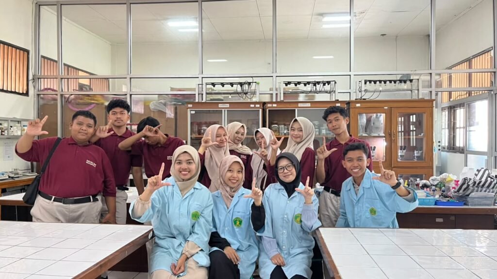 Prodi Pendidikan Biologi UMS Ajak Siswa Madrasah Belajar di Laboratorium