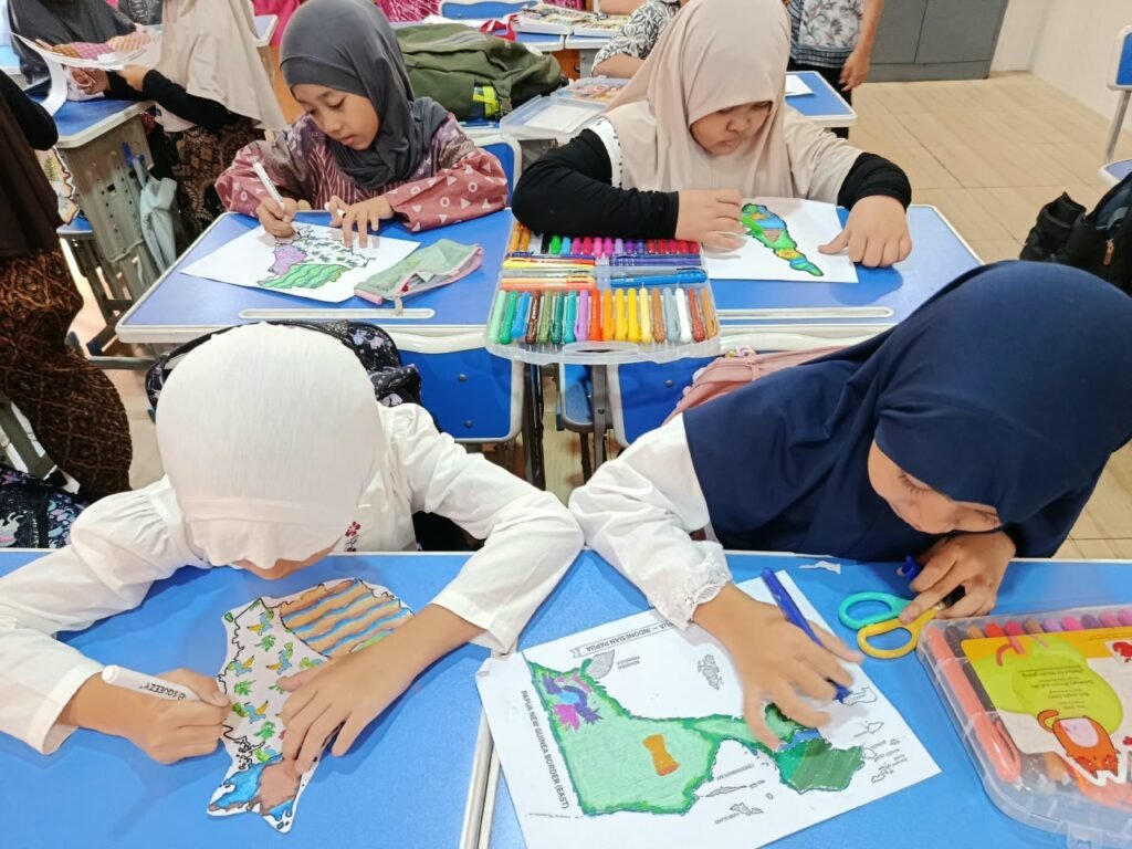 Sebanyak 81 murid kelas III SD Muhammadiyah Program Khusus (PK) Kottabarat Solo mengikuti kegiatan edukatif untuk mengenal batik Nusantara melalui seni dan peta budaya, Jumat (2/10/2026).