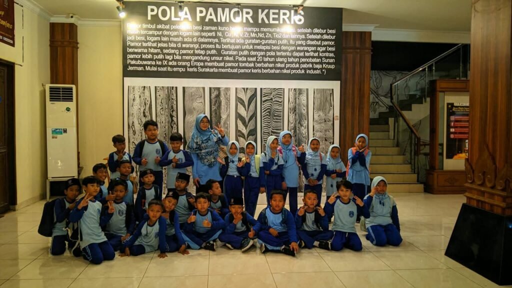 Keceriaan dan rasa ingin tahu mewarnai kegiatan siswa kelas 3 SD Muhammadiyah 14 Surakarta (SD Maheska) saat mengikuti study outdoor atau kegiatan kokurikuler di Museum Keris Nusantara, Selasa (6/10/2026).