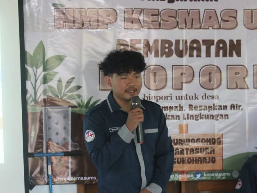 Mahasiswa Program Studi Kesehatan Masyarakat Universitas Muhammadiyah Surakarta (UMS) mengedukasi warga Desa Purwogondo, Kecamatan Kartasura, tentang pembuatan Lubang Resapan Biopori (LRB).