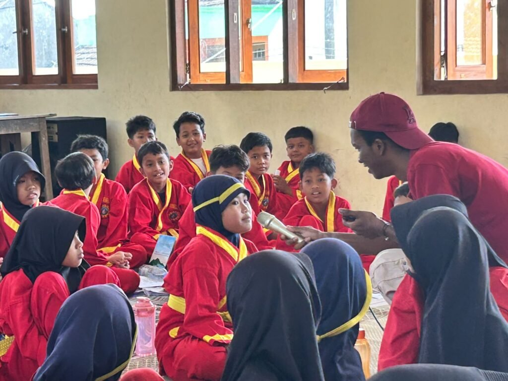 Mahasiswa Asing UMS Ajak Siswa MIM Trangsan Belajar Bahasa Inggris