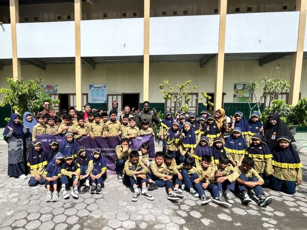 Universitas Muhammadiyah Surakarta (UMS) mengenalkan pembelajaran bahasa Inggris yang menyenangkan kepada siswa MI Muhammadiyah (MIM) Trangsan, Gatak, Sukoharjo, melalui program Fun English Learning.