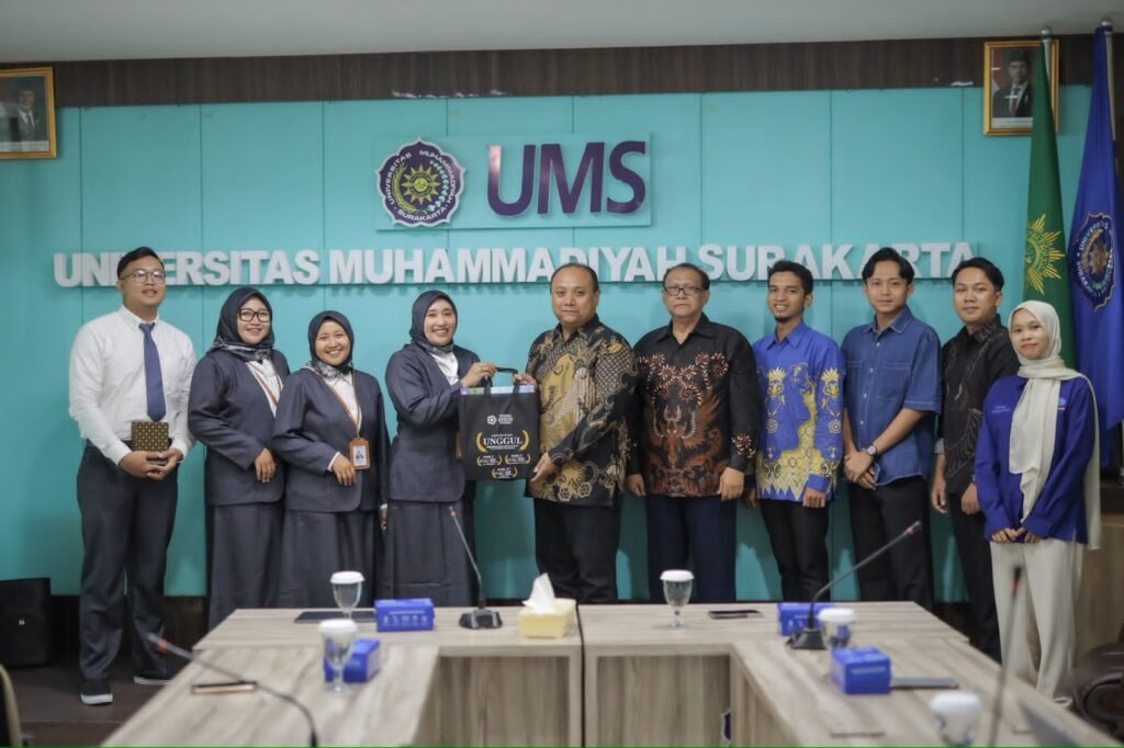 Universitas Muhammadiyah Surakarta (UMS) menerima kunjungan studi banding Universitas AMIKOM Yogyakarta untuk berbagi pengalaman mengenai pengelolaan kehumasan, pemasaran, dan komunikasi digital perguruan tinggi. Pertemuan berlangsung di Ruang Sidang Rektorat Lantai 6, Gedung Induk Siti Walidah, Kampus 2 UMS, Senin (19/10/2026).