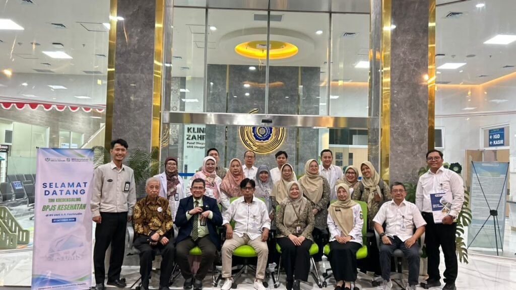 Rumah Sakit Universitas Muhammadiyah Surakarta (RS UMS) A.R. Fachrudin menjalani proses kredensialing BPJS Kesehatan pada Rabu (21/10/2026). Kegiatan yang berlangsung di rumah sakit tersebut menjadi salah satu tahapan untuk menilai kesiapan fasilitas, sumber daya manusia, sistem pelayanan, serta pemenuhan standar mutu dan keselamatan pasien sebelum menjalin kerja sama dengan BPJS Kesehatan.