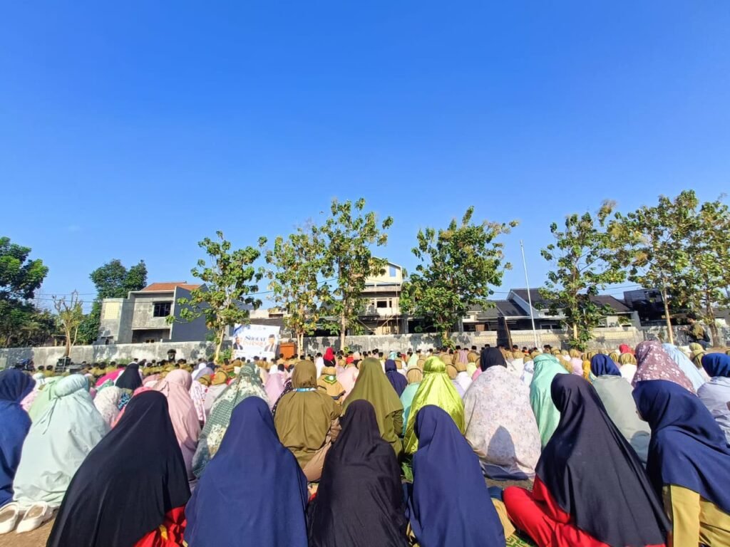 Tiga Amal Usaha Muhammadiyah (AUM), yakni MIM Digdaya Bolon, SMP Muhammadiyah 7 Program Unggulan, dan TK Aisyiyah Bolon, bersama warga menggelar Salat Istiska di Lapangan Bolon, Gonggangan, Kecamatan Colomadu, Jumat (23/10/2026).