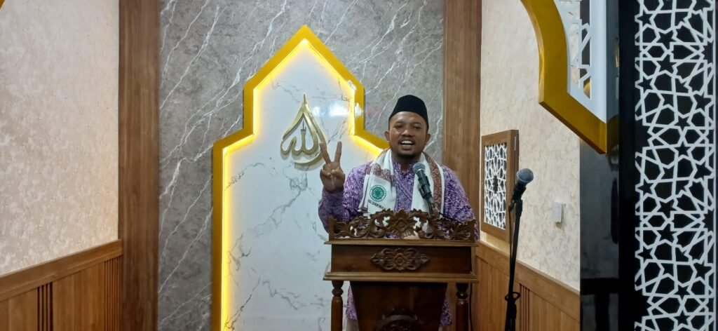 Dai Champions Standardisasi Majelis Ulama Indonesia (MUI) Pusat, Dwi Jatmiko, saat menjadi khatib sekaligus imam di Masjid As-Syiar RRI Solo, Jumat (23/10/2026).