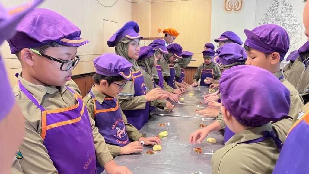 Sebanyak 66 murid kelas V SD Muhammadiyah Program Khusus (PK) Kottabarat Solo mempelajari kegiatan ekonomi secara langsung melalui kunjungan ke pabrik dan outlet Roti Ganep’s Solo Tradition, Jumat (23/10/2026).