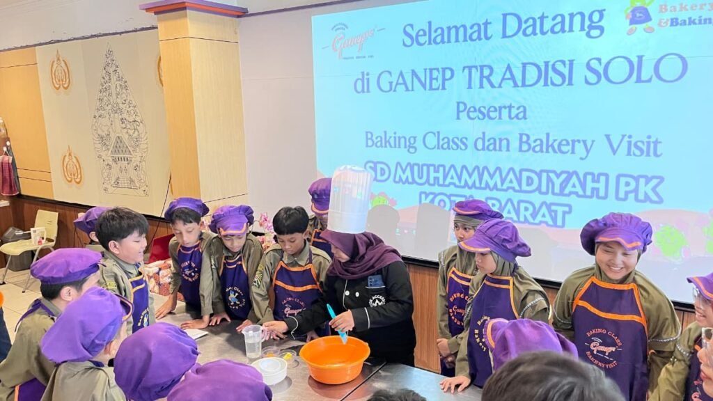 Belajar Ekonomi, Murid SD Muhammadiyah PK Solo Amati Proses Produksi Roti Ganep’s