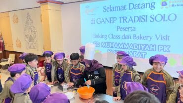 Belajar Ekonomi, Murid SD Muhammadiyah PK Solo Amati Proses Produksi Roti Ganep’s