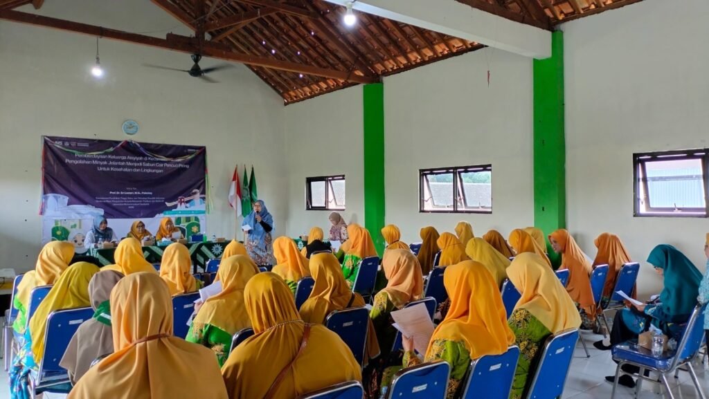 UMS Dampingi PCA Gatak Bikin Minyak Jelantah Bernilai Ekonomi
