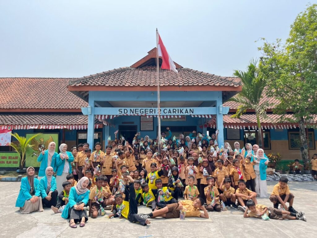 Pimpinan Komisariat (PK) Ikatan Mahasiswa Muhammadiyah (IMM) Siti Munjiyah Fakultas Keguruan dan Ilmu Pendidikan (FKIP) Universitas Muhammadiyah Surakarta (UMS) menggelar edukasi mitigasi bencana banjir bagi siswa SD Negeri 2 Carikan, Juwiring, Klaten.