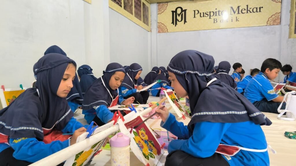 Belajar Warisan Budaya, Murid SD Muhammadiyah PK Praktik Membatik di Laweyan