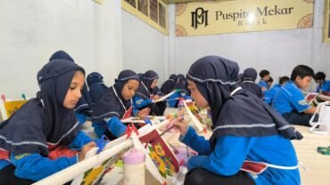 Belajar Warisan Budaya, Murid SD Muhammadiyah PK Praktik Membatik di Laweyan