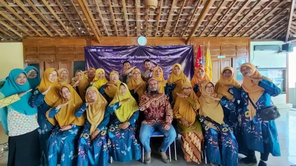 Universitas Muhammadiyah Surakarta (UMS) membekali anggota Pimpinan Cabang ‘Aisyiyah (PCA) Gatak, Sukoharjo, dengan pengetahuan budidaya dan pengolahan tanaman obat melalui pelatihan herbal berbahan sambiloto.