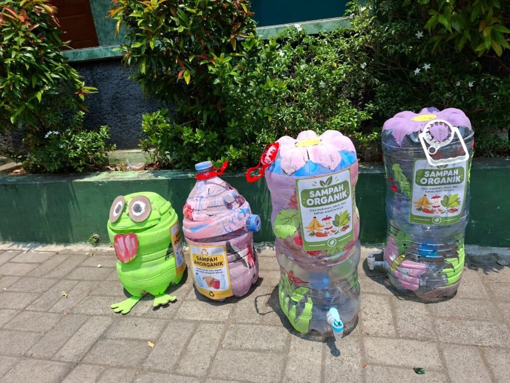 Tim Pengabdian Masyarakat Berbasis Pengembangan Persyarikatan Muhammadiyah (P2M) Universitas Muhammadiyah Surakarta (UMS) mengedukasi siswa MI Muhammadiyah Gedongan tentang pemilahan sampah melalui program Gerakan Sekolah Ceria: Cerdas Sains, Sehat, dan Peduli Lingkungan.