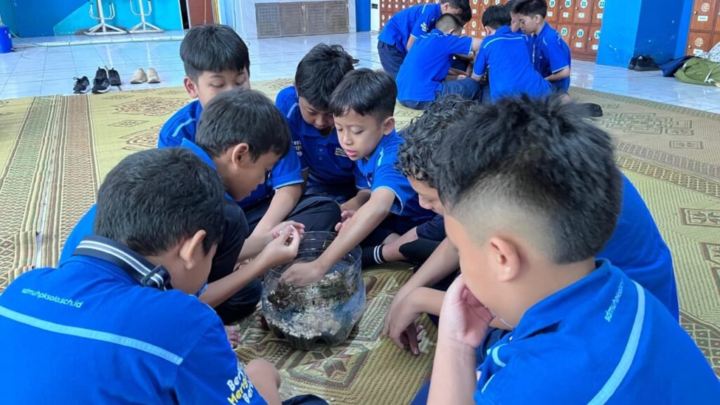 Sebanyak 66 murid kelas V SD Muhammadiyah Program Khusus (PK) Kottabarat Solo mengikuti kegiatan Parents’ Day bertajuk “Kreasi Minipond Ekosistem dari Galon Bekas” di aula sekolah, Rabu (28/10/2026).