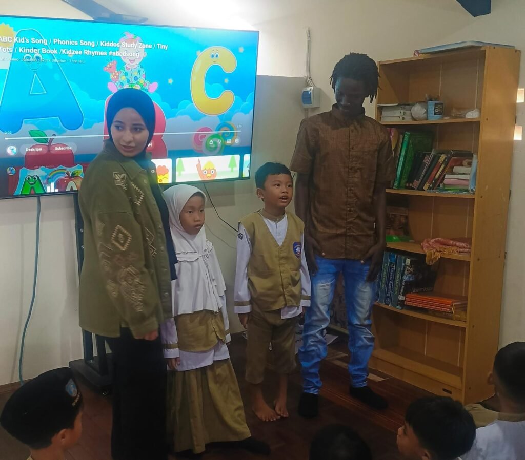 International Native Speaker Latih Kepercayaan Diri Siswa SD Muhammadiyah 14 Solo