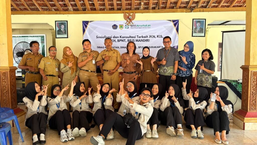 Mahasiswa PBL-1 Kelompok 9 Program Studi Kesehatan Masyarakat (Kesmas) Universitas Muhammadiyah Surakarta (UMS) menggelar sosialisasi dan konsultasi layanan kesehatan serta bantuan sosial bagi warga Desa Alasombo, Sukoharjo.