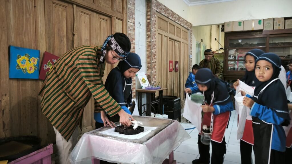 Sebanyak 82 murid kelas II SD Muhammadiyah Program Khusus (PK) Kottabarat Solo belajar membatik secara langsung di Batik Puspita Mekar, Kampung Batik Laweyan, Solo, Kamis (15/10/2026).