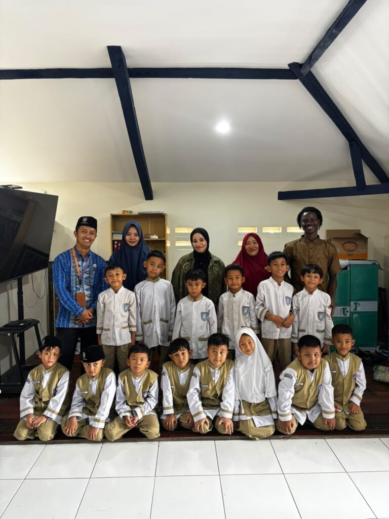 SD Muhammadiyah 14 Danukusuman Solo menggelar kegiatan International Native Speaker bertema “Speak Globally, Shine Brightly!” pada Rabu (28/10/2026).