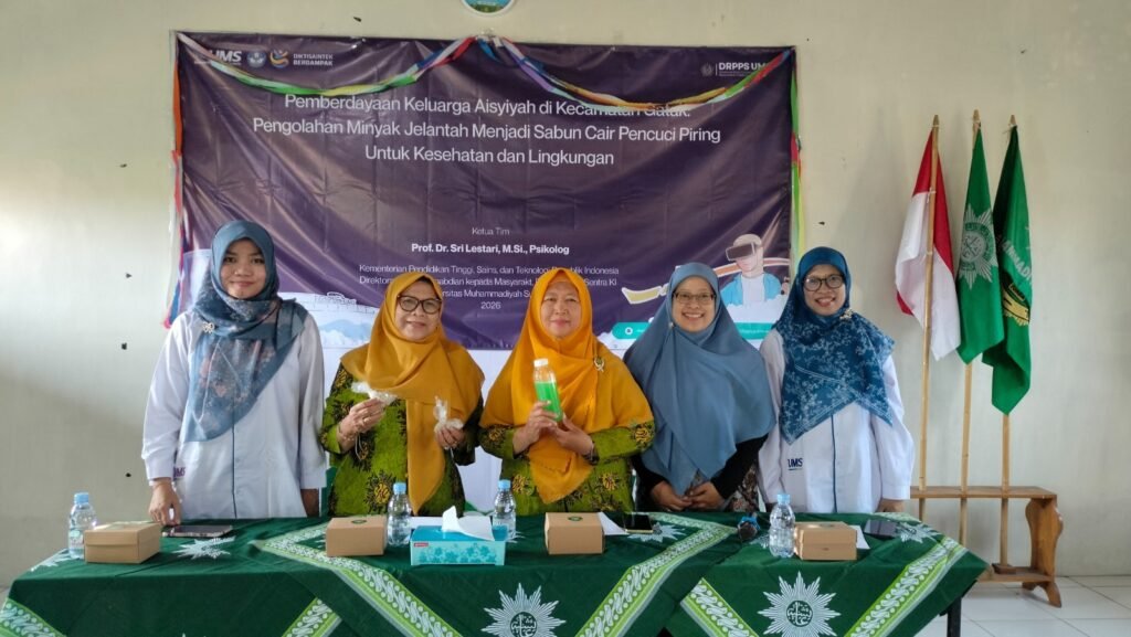 Universitas Muhammadiyah Surakarta (UMS) mendampingi anggota Pimpinan Cabang 'Aisyiyah (PCA) Gatak, Sukoharjo, mengolah minyak jelantah menjadi sabun cair pencuci piring.