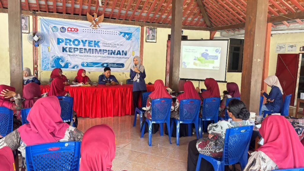 Mahasiswa Program Pendidikan Profesi Guru (PPG) Pendidikan Pancasila Universitas Muhammadiyah Surakarta (UMS) mengembangkan inovasi sabun cuci piring berbahan bunga telang dan sereh.