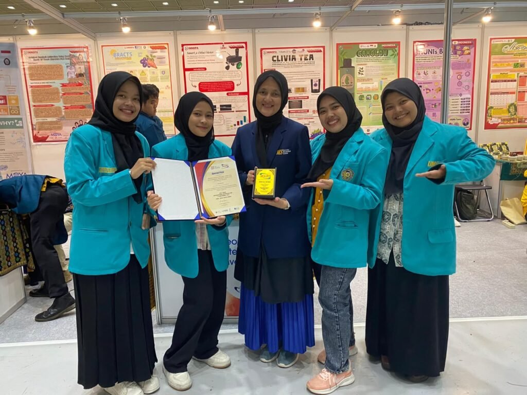 Lulusan Fakultas Kedokteran Gigi (FKG) Universitas Muhammadiyah Surakarta (UMS), Miranda Aisyah Putri, menutup masa studinya dengan beragam pengalaman di bidang akademik, kompetisi internasional, pengabdian, dan organisasi.