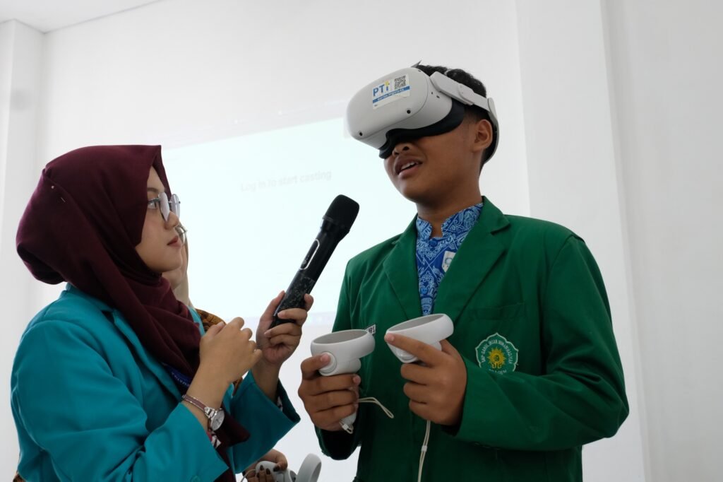 Siswa DIMSA Sragen Jelajahi Kampus UMS Lewat Teknologi VR